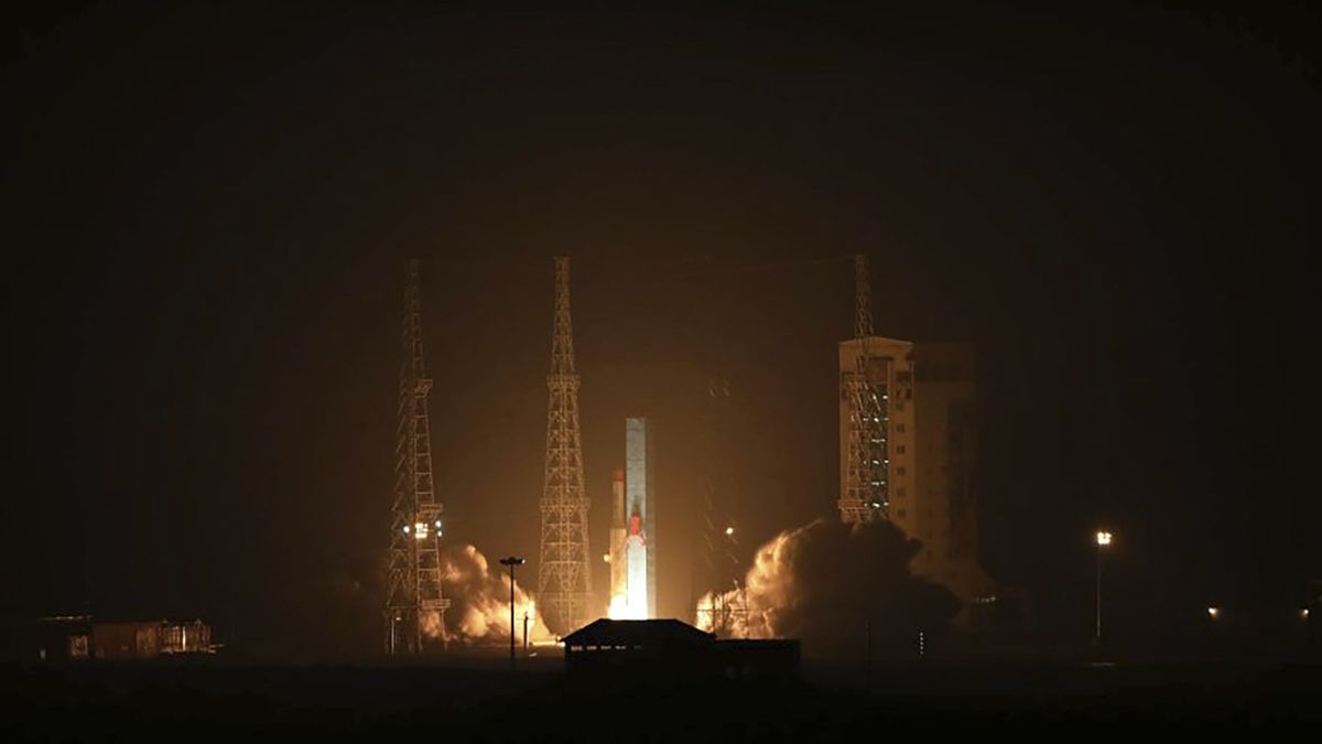 Írán vypustil tři družice, poprvé je vynesla raketa Símorgh